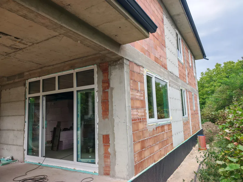 Монтаж на ПВЦ дограма Veka 82MD с троен стъклопакет Saint-Gobain Glass и немски обков Siegenia в новопостроена къща в Пловдив, с топъл дистанционер Swisspacer.