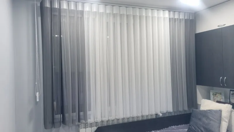 PVC дограма с щора ден и нощ, монтирана в модерно обзаведено помещение.