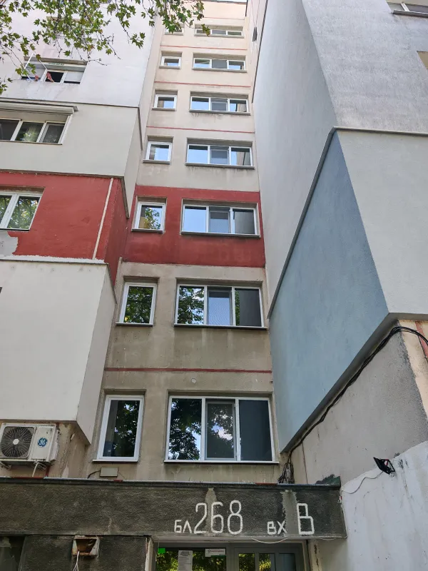 Монтаж на бяла PVC дограма на общи части в панелен блок – гр. Пловдив — снимка 3