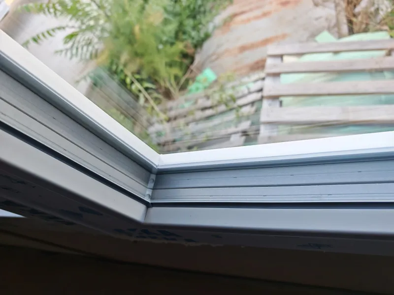 Бяла PVC дограма Veka 82MD с тройни стъклопакети Saint-Gobain Glass и немски обков Siegenia в село Рогош.