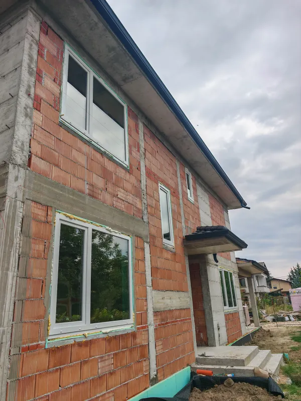 ПВЦ дограма Veka 82MD с троен стъклопакет Saint-Gobain Glass и немски обков Siegenia, монтирана в строителен обект в Пловдив.