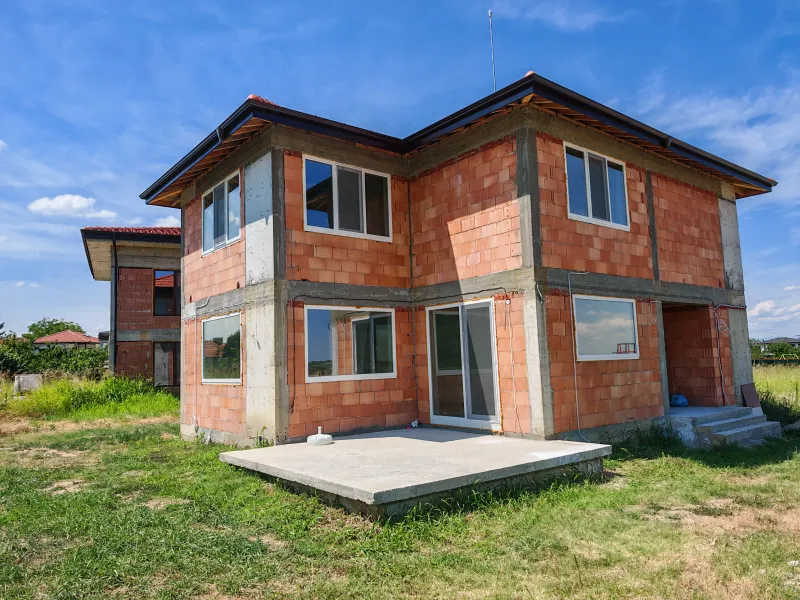Бяла PVC дограма Veka 82MD с троен стъклопакет Saint-Gobain Glass и немски обков Siegenia, монтирана в новопостроена къща в село Първенец.